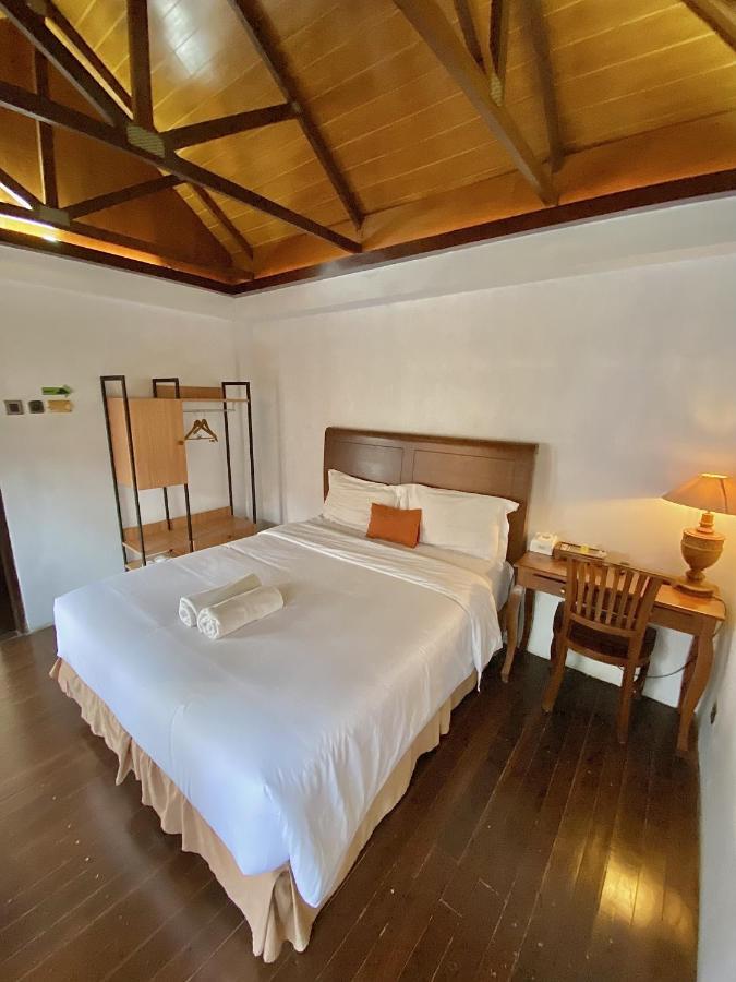 Chrome Hotel & Resort Solo Colomadu Exterior foto