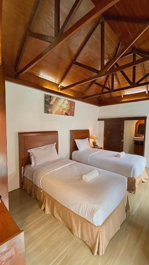 Chrome Hotel & Resort Solo Colomadu Exterior foto