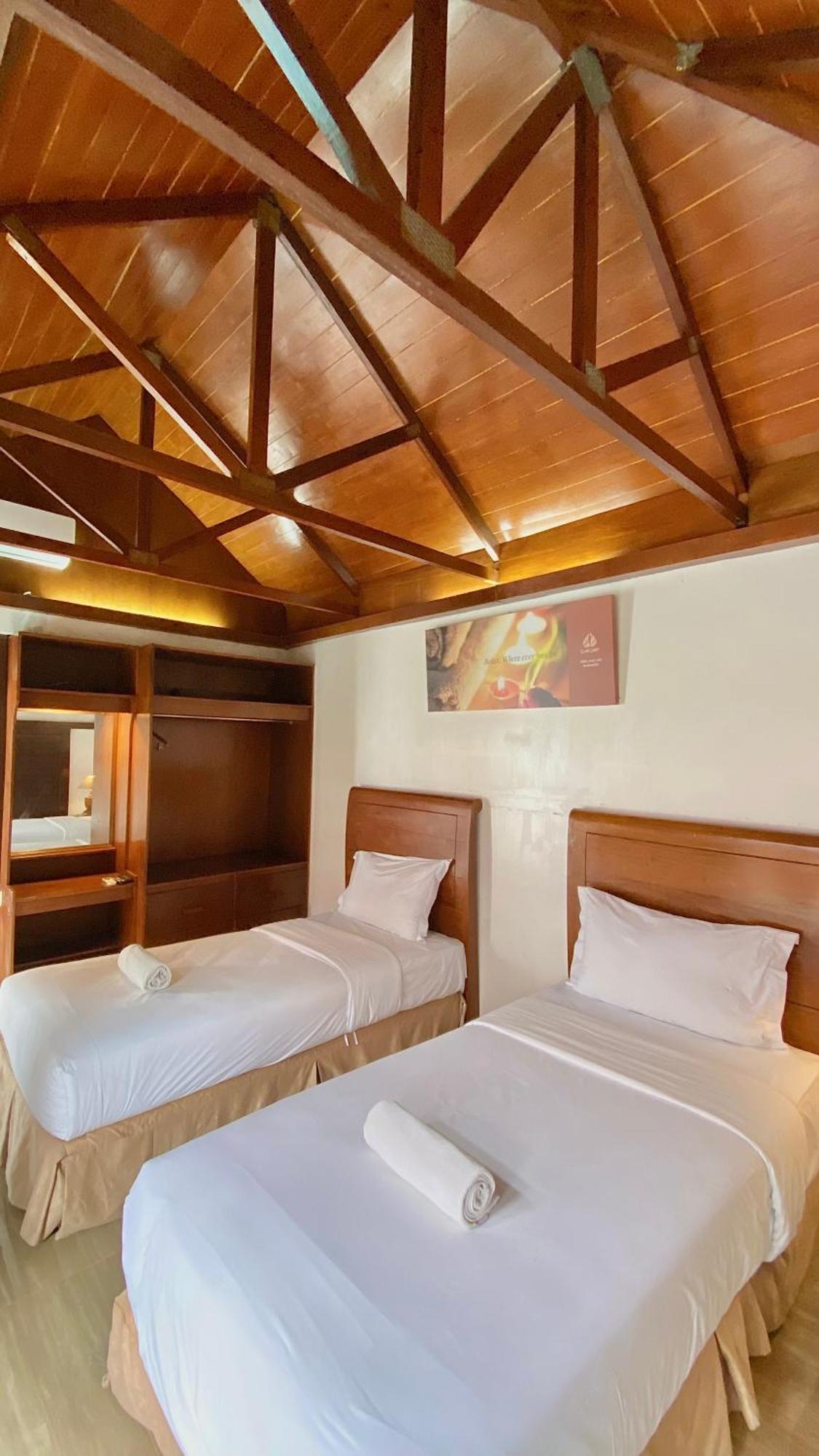 Chrome Hotel & Resort Solo Colomadu Exterior foto