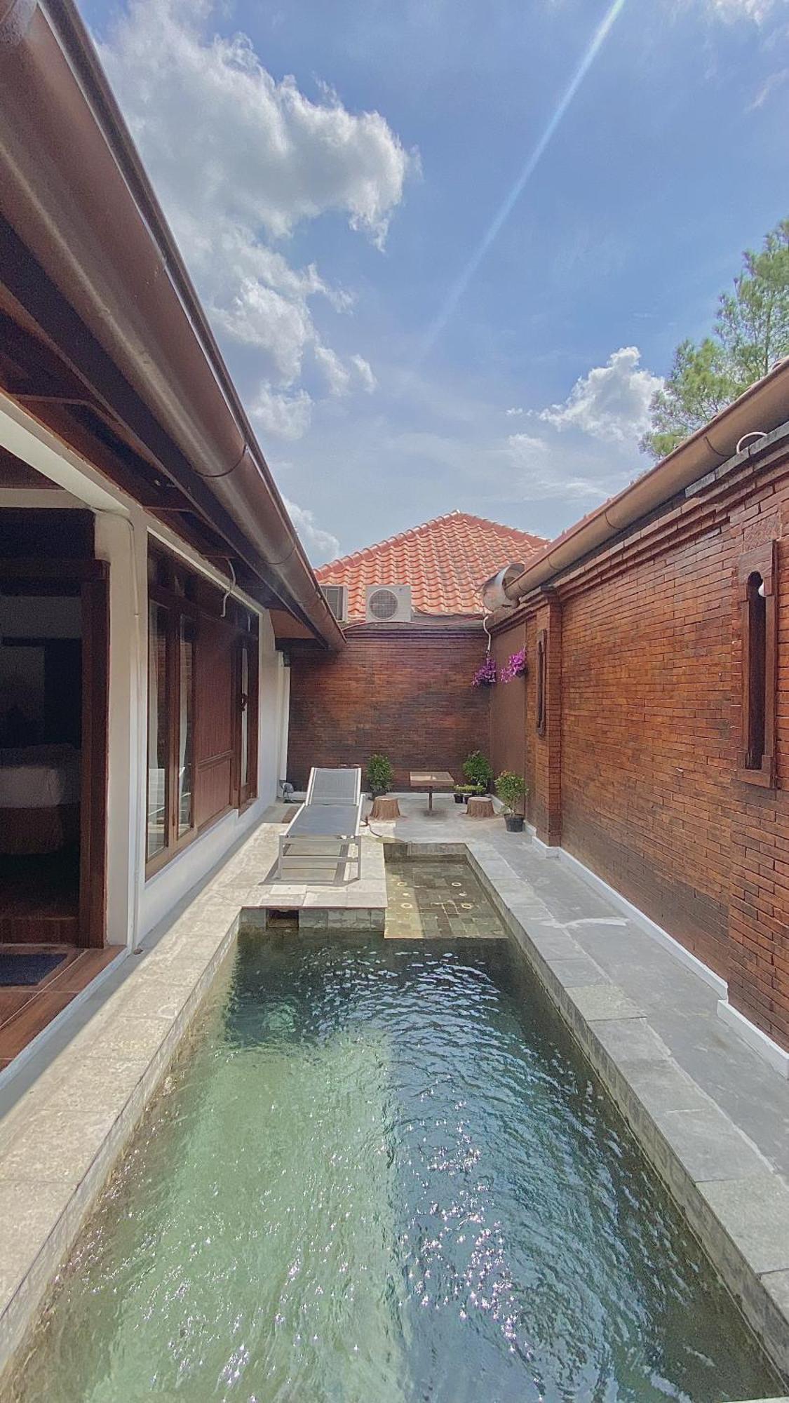 Chrome Hotel & Resort Solo Colomadu Exterior foto